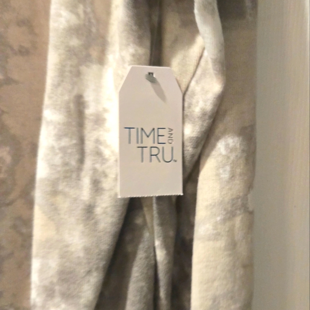 TIME an TRU Long but Light Sleeve shirt very casual shirt....
